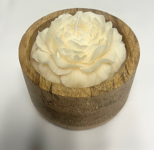 Pot en bois avec rose